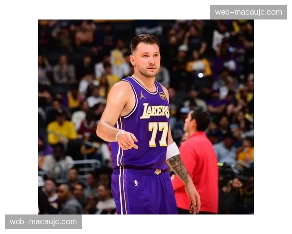 湖人东契奇26+6+8高效表现，双核驱动破解勇士防守体系